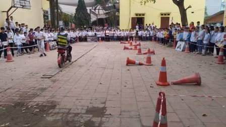 HS thực hành trên đoạn đường nhỏ và vòng chướng ngại vật