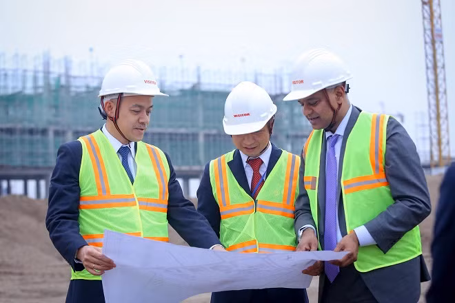 Giáo sư Verma thị sát công trường xây dựng VinUni