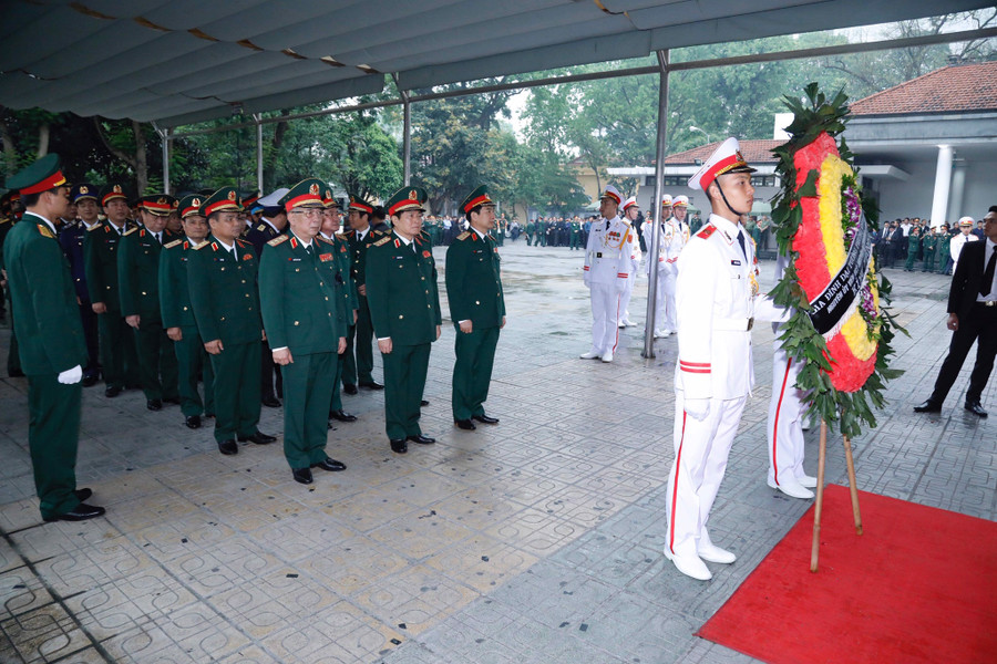 Đoàn Quân ủy Trung ương, Bộ Quốc phòng do Đại tướng Ngô Xuân Lịch làm Trưởng đoàn vào viếng nguyên Chủ tịch nước Lê Đức Anh. Ảnh VGP/Nhật Bắc Đoàn Quân ủy Trung ương, Bộ Quốc phòng do Đại tướng Ngô Xuân Lịch làm Trưởng đoàn vào viếng nguyên Chủ tịch nước Lê Đức Anh. Ảnh VGP/Nhật Bắc