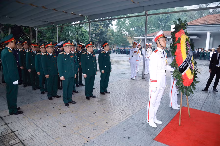 Đoàn Quân ủy Trung ương, Bộ Quốc phòng do Đại tướng Ngô Xuân Lịch làm Trưởng đoàn vào viếng nguyên Chủ tịch nước Lê Đức Anh. Ảnh VGP/Nhật Bắc