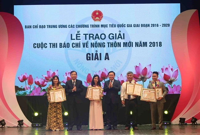 Phó Thủ tướng Vương Đình Huệ và Bộ trưởng Bộ NN&PTNT Nguyễn Xuân Cường trao giải A cuộc thi báo chí về Nông thôn mới năm 2018