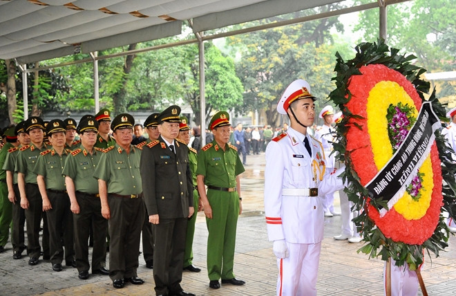 Đoàn Đảng ủy Công an Trung ương, Bộ Công an do đồng chí Đại tướng Tô Lâm, Ủy viên Bộ Chính trị, Bí thư Đảng ủy Công an Trung ương, Bộ trưởng Bộ Công an làm trưởng đoàn vào viếng nguyên Chủ tịch nước, Đại tướng Lê Đức Anh. Đoàn Đảng ủy Công an Trung ương, Bộ Công an do đồng chí Đại tướng Tô Lâm, Ủy viên Bộ Chính trị, Bí thư Đảng ủy Công an Trung ương, Bộ trưởng Bộ Công an làm trưởng đoàn vào viếng nguyên Chủ tịch nước, Đại tướng Lê Đức Anh.