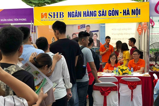 Các chương trình chiêu mộ nhân tài của SHB luôn thu hút sự quan tâm của đông đảo ứng viên. Nhiều sinh viên có kết quả thực tập tốt còn có cơ hội được tuyển thẳng vào SHB không qua thi tuyển Các chương trình chiêu mộ nhân tài của SHB luôn thu hút sự quan tâm của đông đảo ứng viên. Nhiều sinh viên có kết quả thực tập tốt còn có cơ hội được tuyển thẳng vào SHB không qua thi tuyển