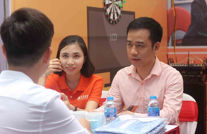 Các ứng viên tham gia phỏng vấn trực tiếp ngay tại bàn tư vấn của SHB Các ứng viên tham gia phỏng vấn trực tiếp ngay tại bàn tư vấn của SHB