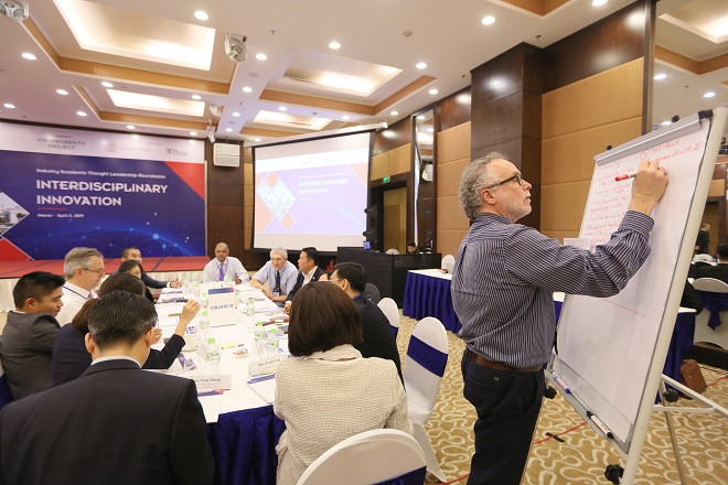 Một buổi tọa đàm trao đổi giữa doanh nghiệp và các giáo sư VinUni về các ứng dụng của nghiên cứu vào trong lĩnh vực sức khỏe, đô thị thông minh và quản lý khách sạn.