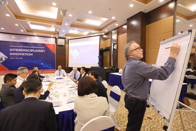 Một buổi tọa đàm trao đổi giữa doanh nghiệp và các giáo sư VinUni về các ứng dụng của nghiên cứu vào trong lĩnh vực sức khỏe, đô thị thông minh và quản lý khách sạn.