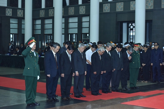 Đoàn Tỉnh ủy, HĐND, UBND, UBMTTQ Việt Nam tỉnh Thừa Thiên-Huế do đồng chí Lê Trường Lưu, Ủy viên Trung ương Đảng, Bí thư Tỉnh ủy, Chủ tịch HĐND tỉnh Thừa Thiên-Huế làm trưởng đoàn vào viếng nguyên Chủ tịch nước, Đại tướng Lê Đức Anh. Đoàn Tỉnh ủy, HĐND, UBND, UBMTTQ Việt Nam tỉnh Thừa Thiên-Huế do đồng chí Lê Trường Lưu, Ủy viên Trung ương Đảng, Bí thư Tỉnh ủy, Chủ tịch HĐND tỉnh Thừa Thiên-Huế làm trưởng đoàn vào viếng nguyên Chủ tịch nước, Đại tướng Lê Đức Anh.