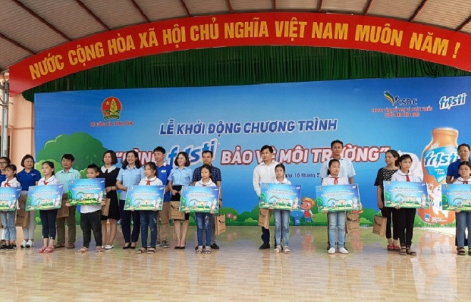 BTC trao quà tặng cho đại diện các trường tham gia chương trình “Cùng Fristi bảo vệ môi trường” năm 2019