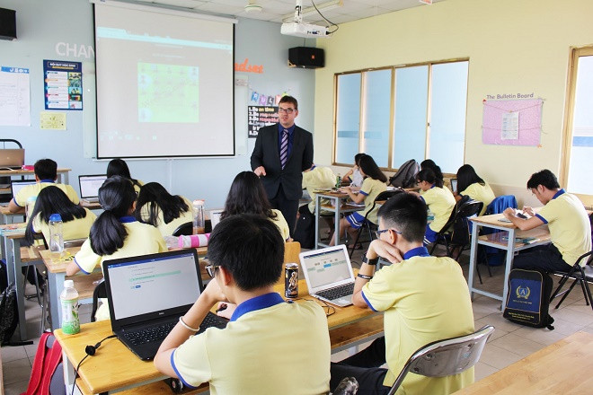 Trường THCS & THPT Việt Anh ứng dụng công nghệ hiện đại trong lớp học.