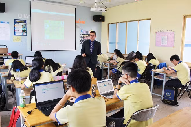 Trường THCS & THPT Việt Anh ứng dụng công nghệ hiện đại trong lớp học.