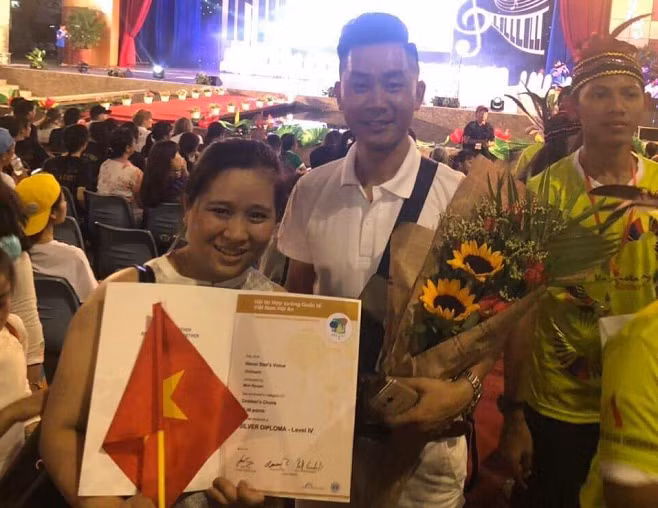 Hiệu trưởng trường TH&THCS Ngôi sao Hà Nội Nguyễn Thị Vân Trang đại diện đoàn Việt Nam nhận Huy chương Bạc cho toàn đoàn tại cuộc thi