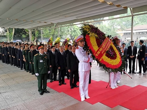Đoàn đại biểu Ban Chấp hành Trung ương Đảng Cộng sản Việt Nam do Thủ tướng Chính phủ Nguyễn Xuân Phúc làm Trưởng đoàn vào viếng nguyên Chủ tịch nước, Đại tướng Lê Đức Anh Đoàn đại biểu Ban Chấp hành Trung ương Đảng Cộng sản Việt Nam do Thủ tướng Chính phủ Nguyễn Xuân Phúc làm Trưởng đoàn vào viếng nguyên Chủ tịch nước, Đại tướng Lê Đức Anh