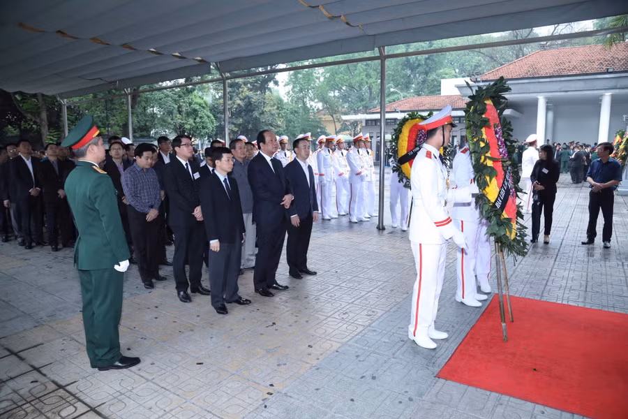 Đoàn Văn phòng Chính phủ do Bộ trưởng, Chủ nhiệm Văn phòng Chính phủ Mai Tiến Dũng làm Trưởng đoàn vào viếng nguyên Chủ tịch nước Lê Đức Anh. Ảnh VGP/Nhật Bắc Đoàn Văn phòng Chính phủ do Bộ trưởng, Chủ nhiệm Văn phòng Chính phủ Mai Tiến Dũng làm Trưởng đoàn vào viếng nguyên Chủ tịch nước Lê Đức Anh. Ảnh VGP/Nhật Bắc