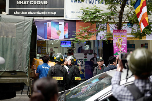 Cơ quan Công an khám xét một trong chuỗi cửa hàng của Nhật Cường Mobile Cơ quan Công an khám xét một trong chuỗi cửa hàng của Nhật Cường Mobile
