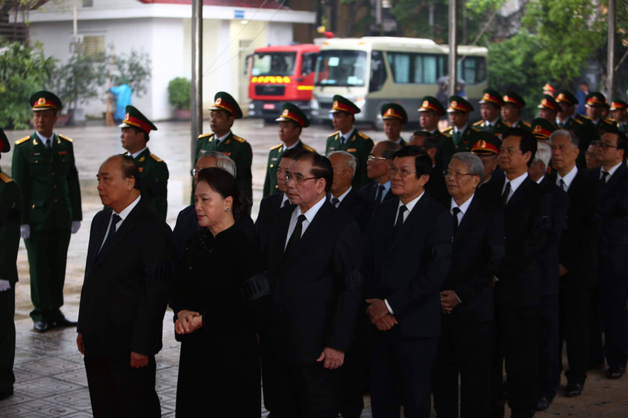 Chủ tịch Quốc hội Nguyễn Thị Kim Ngân, Thủ tướng Nguyễn Xuân Phúc cùng các vị nguyên lãnh đạo Đảng, Nhà nước chuẩn bị vào viếng. Ảnh: Thế Đại Chủ tịch Quốc hội Nguyễn Thị Kim Ngân, Thủ tướng Nguyễn Xuân Phúc cùng các vị nguyên lãnh đạo Đảng, Nhà nước chuẩn bị vào viếng. Ảnh: Thế Đại