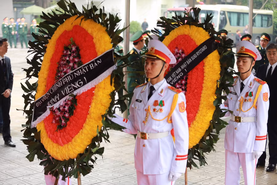 Các đoàn quốc tế đến viếng nguyên Chủ tịch nước, Đại tướng Lê Đức Anh. Ảnh VGP/Nhật Bắc