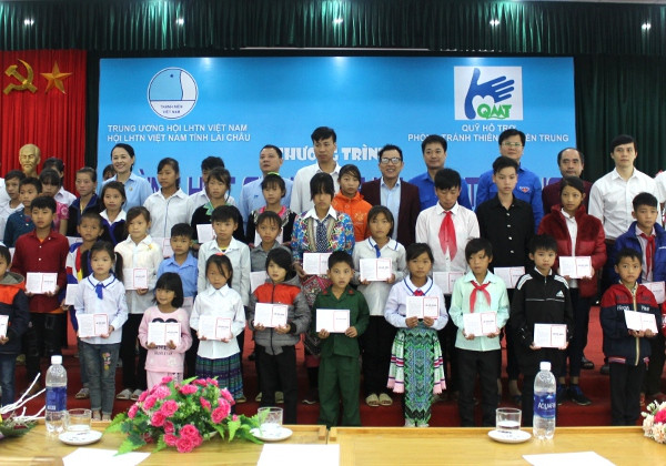 Sau 10 năm hoạt động, Quỹ Cộng đồng phòng tránh thiên tai đã kêu gọi được hơn 267 tỷ đồng, xây dựng được gần 100 công trình cộng đồng phòng tránh thiên tai, hàng trăm héc-ta rừng ngập mặn, tổ chức nhiều hoạt động tuyên truyền, hướng dẫn nhân dân kiến thức, kinh nghiệm phòng tránh thiên tai… Sau 10 năm hoạt động, Quỹ Cộng đồng phòng tránh thiên tai đã kêu gọi được hơn 267 tỷ đồng, xây dựng được gần 100 công trình cộng đồng phòng tránh thiên tai, hàng trăm héc-ta rừng ngập mặn, tổ chức nhiều hoạt động tuyên truyền, hướng dẫn nhân dân kiến thức, kinh nghiệm phòng tránh thiên tai…