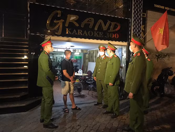 Hà Nội: Tổng kiểm tra phòng dịch Covid-19 tại quán bar, karaoke