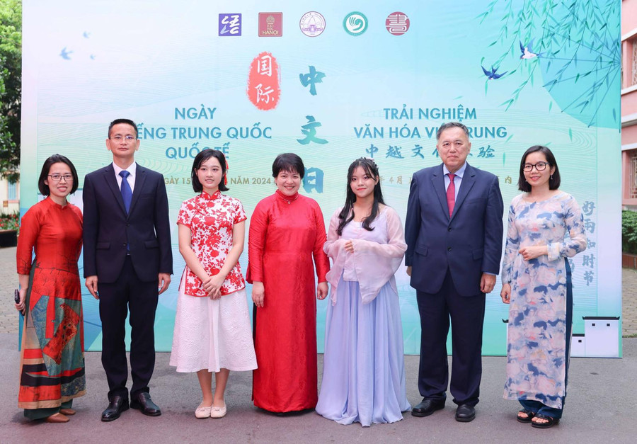 Giáo viên và học sinh Trường THPT chuyên Hà Nội - Amsterdam dự buổi giao lưu. Giáo viên và học sinh Trường THPT chuyên Hà Nội - Amsterdam dự buổi giao lưu.