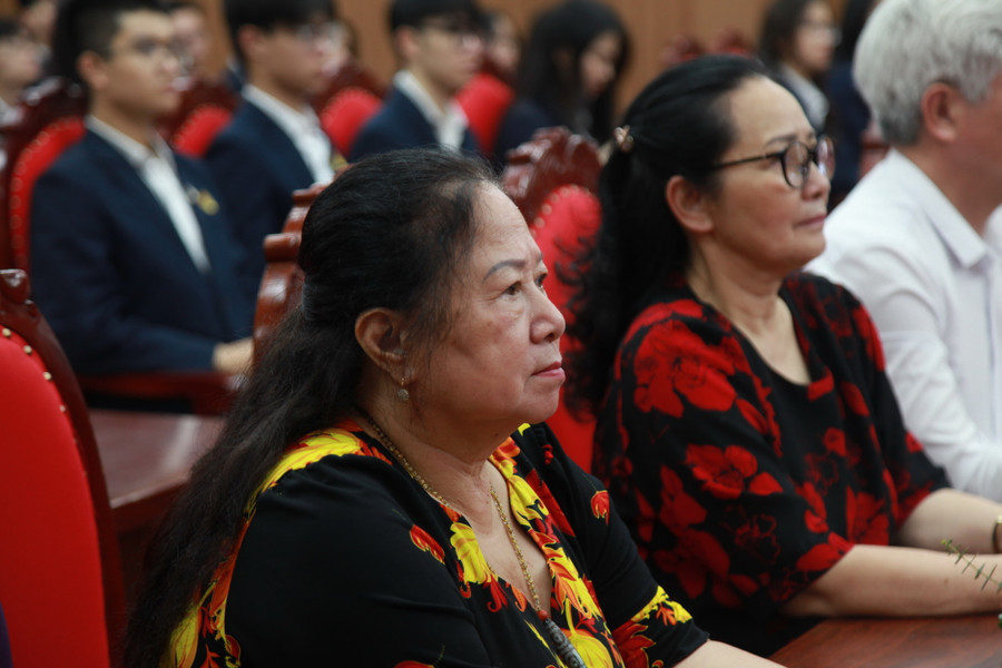 Các thầy cô giáo tham gia lễ khởi động.