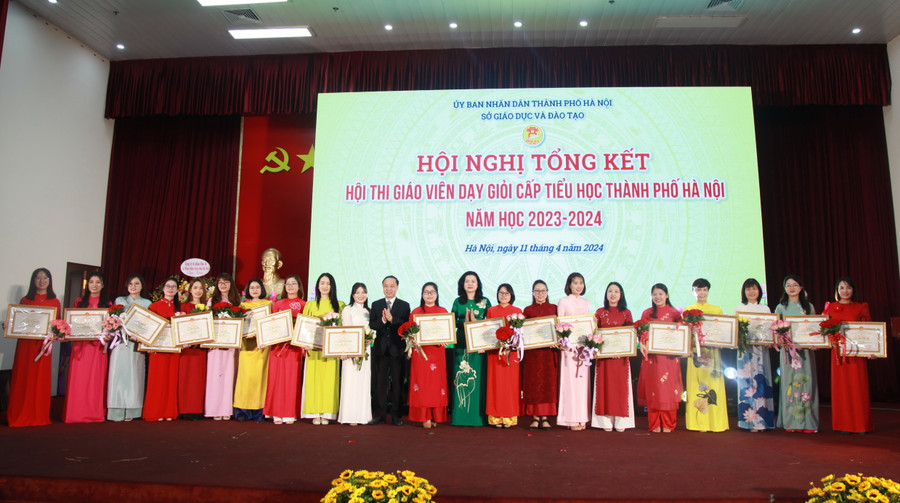 Các giáo viên nhận giải Nhì. Các giáo viên nhận giải Nhì.