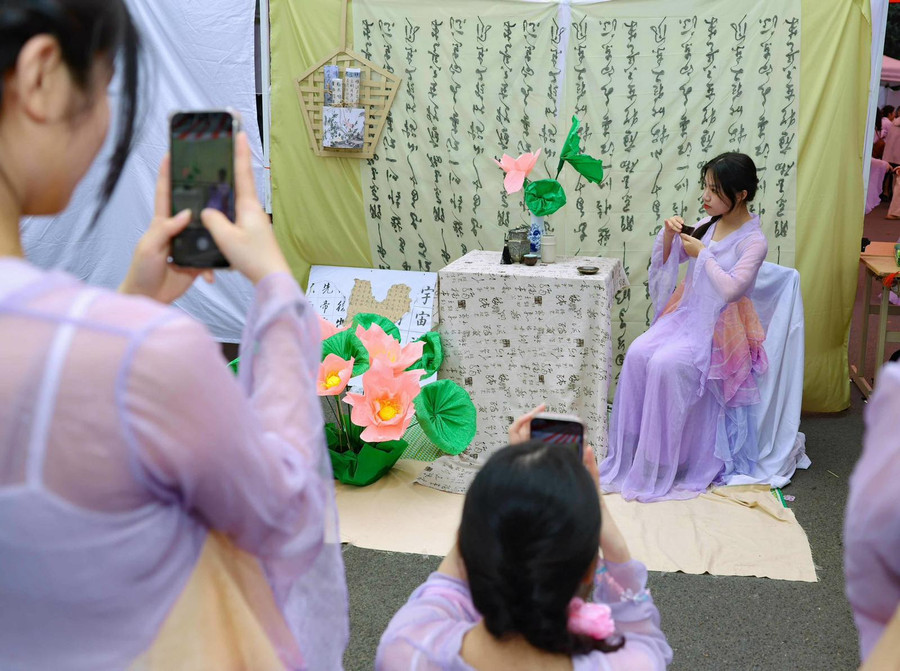 Học sinh trải nghiệm trang phục cổ trang. Học sinh trải nghiệm trang phục cổ trang.