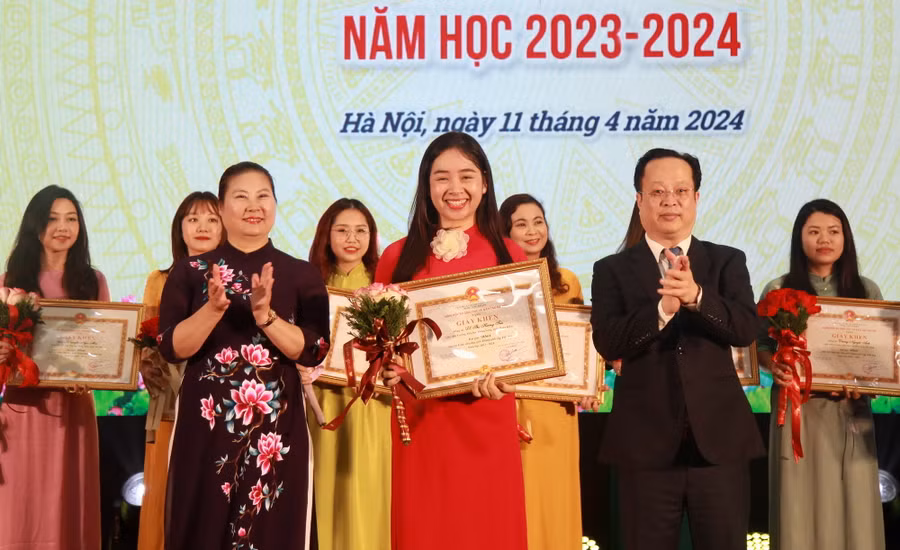 Các giáo viên nhận giải Nhất.