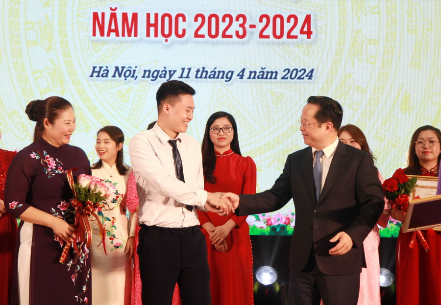 Thầy giáo duy nhất đoạt giải tại hội thi năm nay. Thầy giáo duy nhất đoạt giải tại hội thi năm nay.