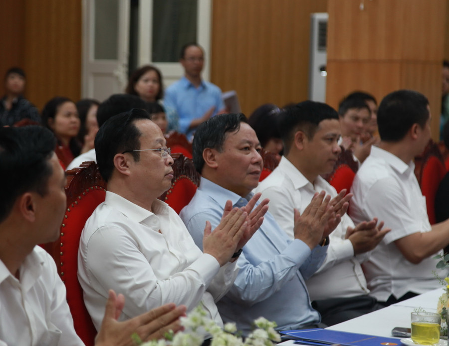 Các đại biểu dự buổi lễ.