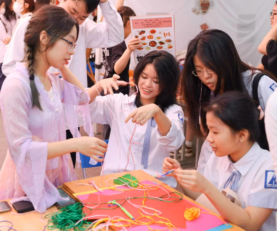 Học sinh trải nghiệm văn hóa Trung Quốc.