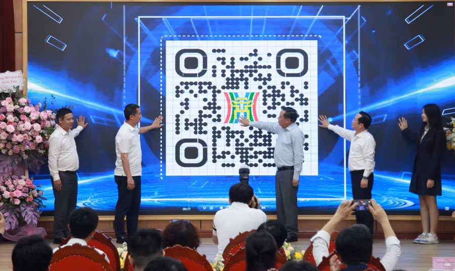 Các đại biểu và đại diện học sinh thực hiện nghi thức khởi động chương trình.