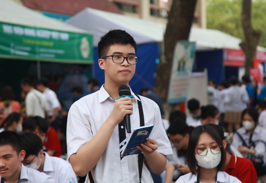 Học sinh có nhiều thông tin sau buổi tư vấn hướng nghiệp. Học sinh có nhiều thông tin sau buổi tư vấn hướng nghiệp.