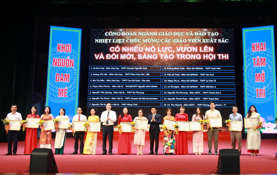 Công đoàn ngành Giáo dục Hà Nội tặng giấy khen cho các giáo viên có nhiều nỗ lực, vươn lên và đổi mới, sáng tạo trong hội thi. Công đoàn ngành Giáo dục Hà Nội tặng giấy khen cho các giáo viên có nhiều nỗ lực, vươn lên và đổi mới, sáng tạo trong hội thi.