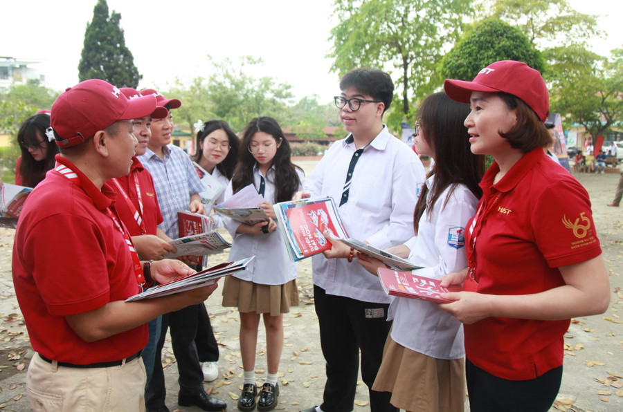Các thầy cô đến từ Đại học Bách khoa tư vấn lựa chọn nghề nghiệp cho học sinh. Các thầy cô đến từ Đại học Bách khoa tư vấn lựa chọn nghề nghiệp cho học sinh.