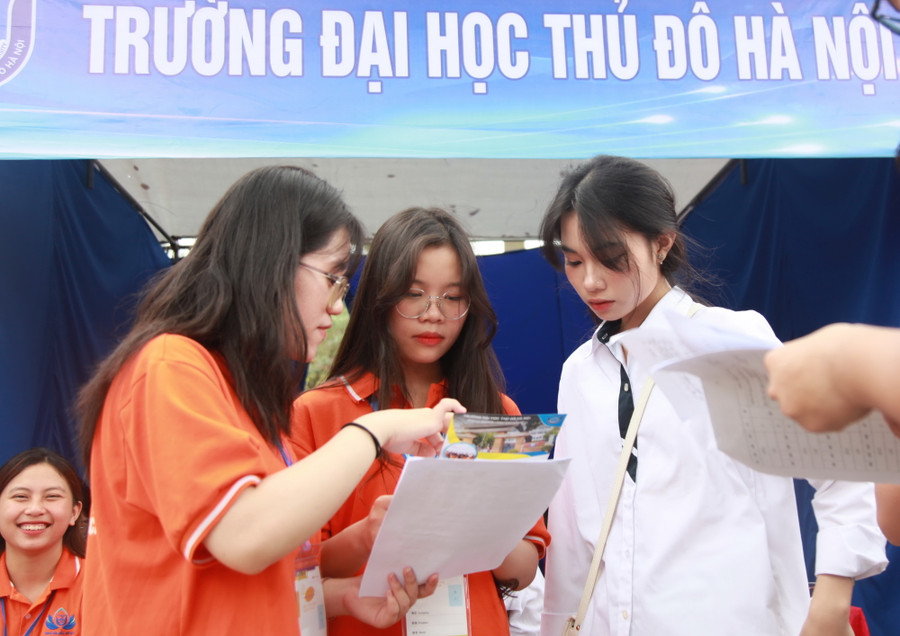 Đại diện các trường đại học tư vấn cho học sinh tại các gian trưng bày. Đại diện các trường đại học tư vấn cho học sinh tại các gian trưng bày.