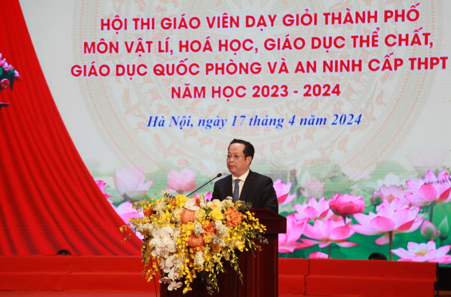 Giám đốc Sở GD&ĐT Hà Nội Trần Thế Cương phát biểu tại lễ tổng kết. Giám đốc Sở GD&ĐT Hà Nội Trần Thế Cương phát biểu tại lễ tổng kết.
