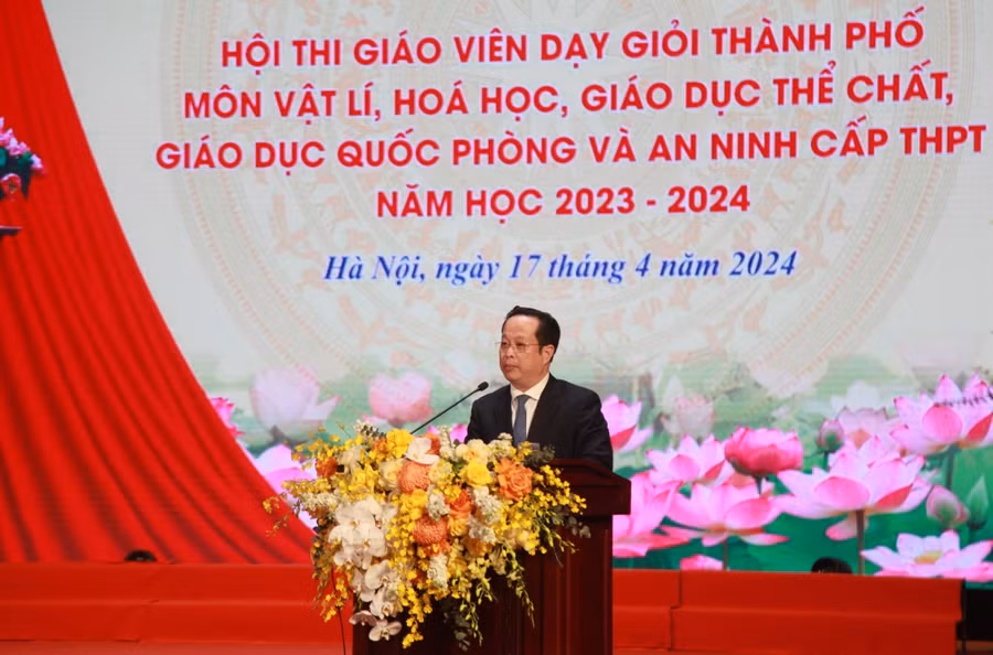 Giám đốc Sở GD&amp;ĐT Hà Nội Trần Thế Cương phát biểu tại lễ tổng kết.