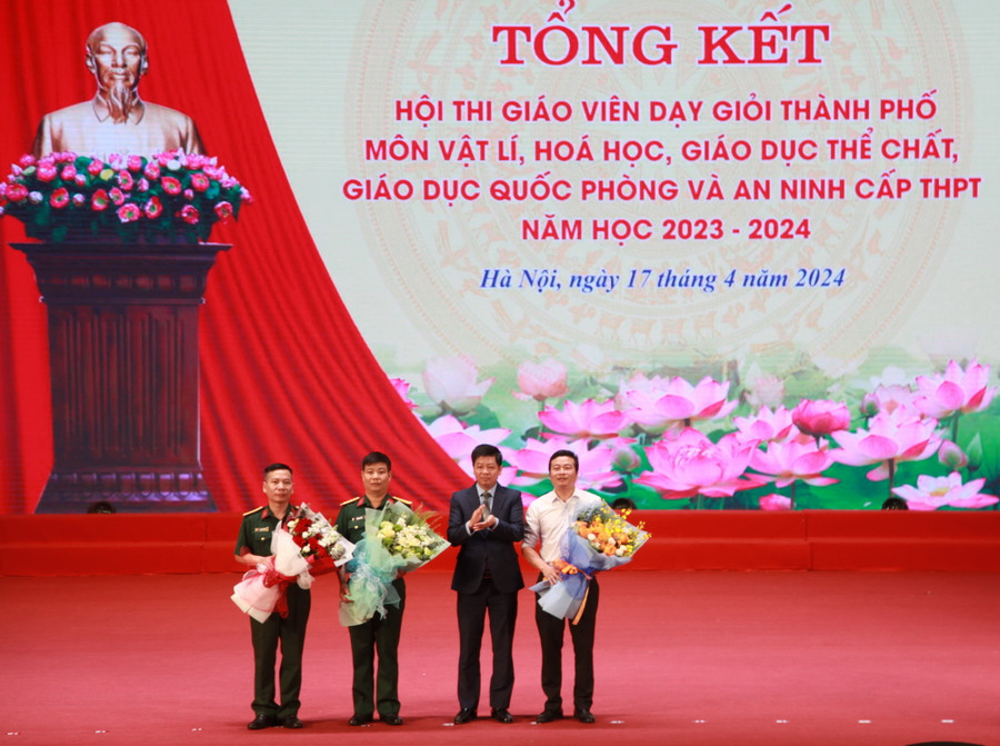 Phó Giám đốc Sở GD&ĐT Hà Nội tặng hoa chúc mừng Ban Giám khảo của hội thi. Phó Giám đốc Sở GD&ĐT Hà Nội tặng hoa chúc mừng Ban Giám khảo của hội thi.