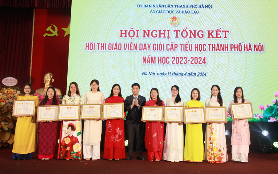 Công đoàn ngành Giáo dục Hà Nội đã tặng giấy khen cho 10 nhà giáo đã có thành tích đổi mới sáng tạo tại hội thi. Công đoàn ngành Giáo dục Hà Nội đã tặng giấy khen cho 10 nhà giáo đã có thành tích đổi mới sáng tạo tại hội thi.