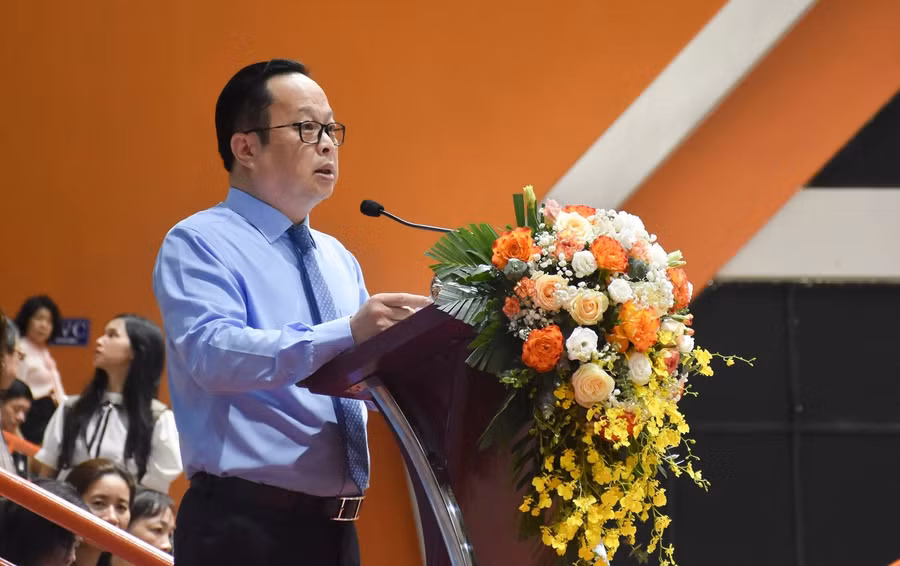 Giám đốc Sở GD&amp;ĐT Hà Nội Trần Thế Cương phát biểu khai mạc.