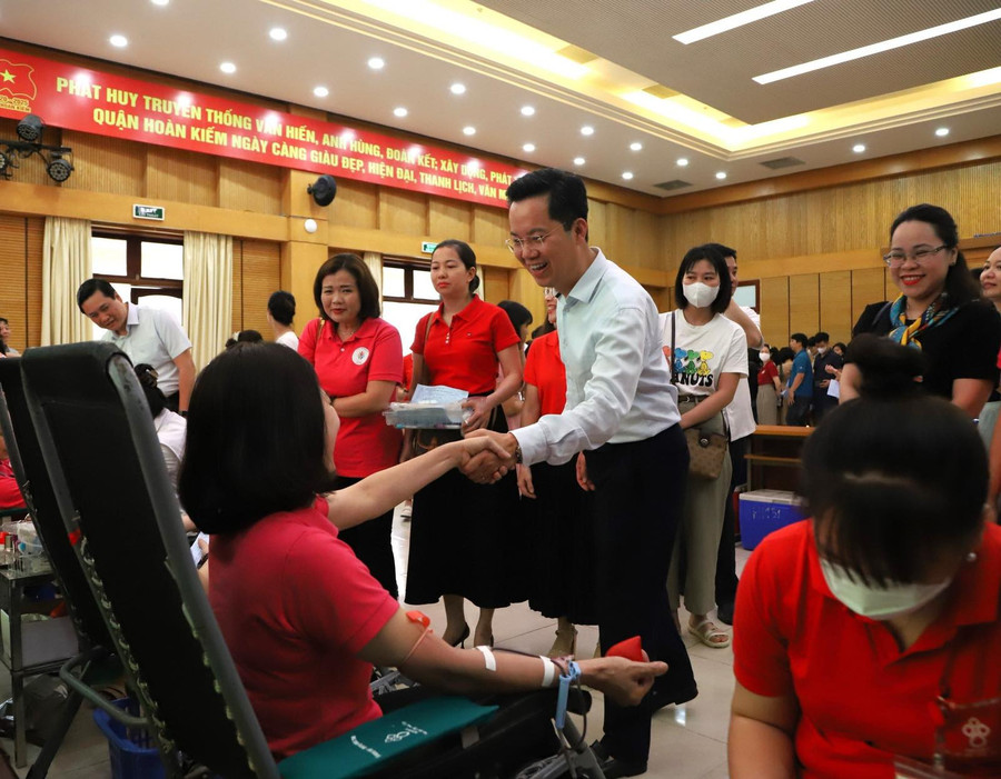 Bí thư Quận ủy Hoàn Kiếm Vũ Đăng Định thăm hỏi, động viên cán bộ, giáo viên, nhân viên, người lao động và tình nguyện viên ngành giáo dục quận Hoàn Kiếm tham gia hiến máu ngày 13/4