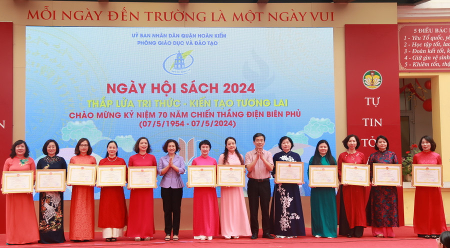 Ban tổ chức trao giấy khen cho các tập thể đạt giải xuất sắc trong các phần thi. Ban tổ chức trao giấy khen cho các tập thể đạt giải xuất sắc trong các phần thi.