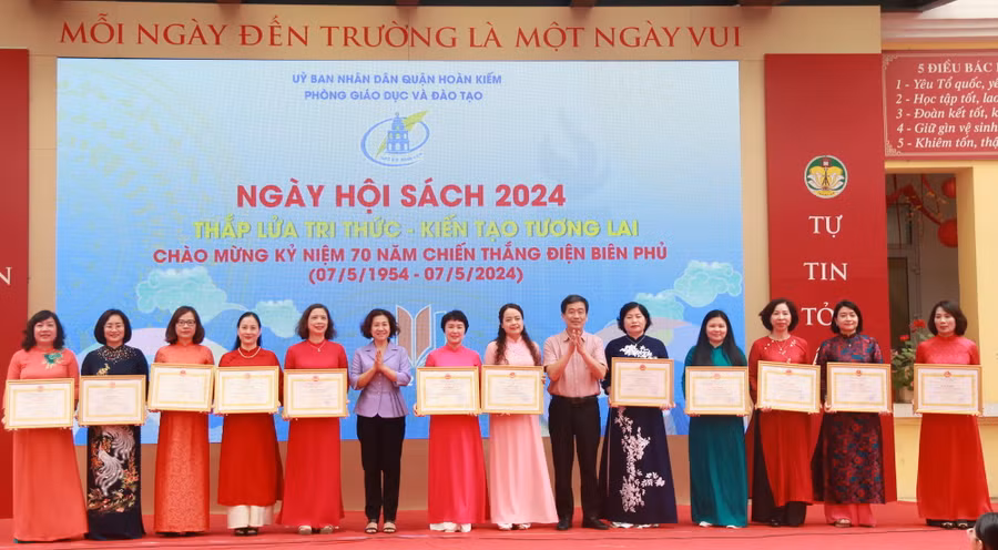 Ban tổ chức trao giấy khen cho các tập thể đạt giải xuất sắc trong các phần thi.