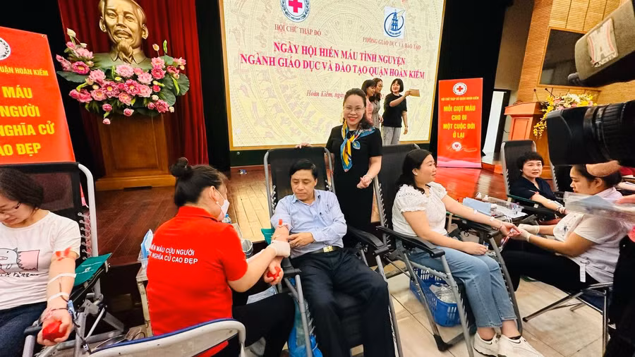 Cán bộ giáo viên quận Hoàn Kiếm tham dự ngày hiến máu tình nguyện.
