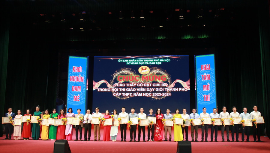 Ban tổ chức tặng giấy khen cho các giáo viên đoạt giải Ba. Ban tổ chức tặng giấy khen cho các giáo viên đoạt giải Ba.