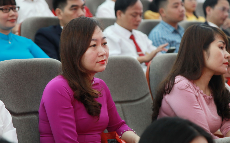 Các giáo viên dự lễ tổng kết và trao giải. Các giáo viên dự lễ tổng kết và trao giải.