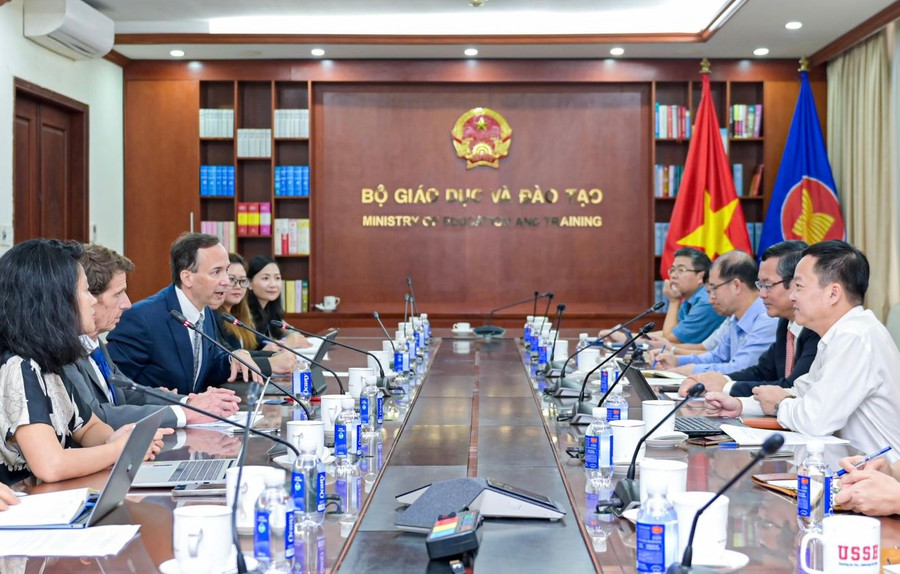 Quang cảnh buổi làm việc.