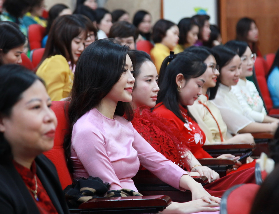 Các giáo viên dự lễ tổng kết. Các giáo viên dự lễ tổng kết.