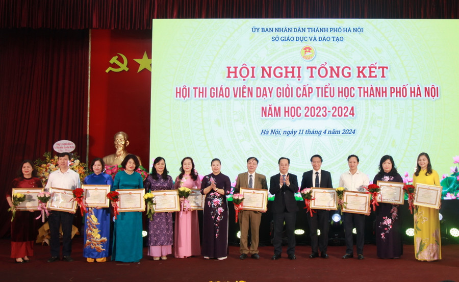 Ban tổ chức trao giấy khen cho 11 tập thể đạt thành tích xuất sắc trong công tác chỉ đạo hội thi. Ban tổ chức trao giấy khen cho 11 tập thể đạt thành tích xuất sắc trong công tác chỉ đạo hội thi.