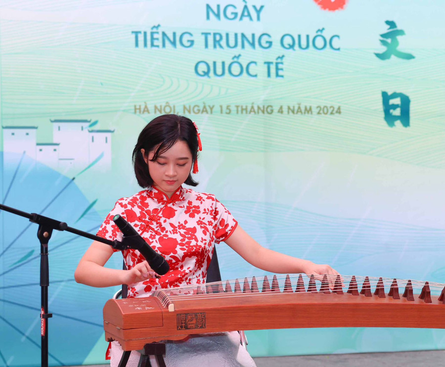Nguyễn Hà Anh - học sinh lớp 11 chuyên Tiếng Trung biểu diễn đàn tranh. Nguyễn Hà Anh - học sinh lớp 11 chuyên Tiếng Trung biểu diễn đàn tranh.